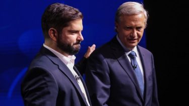 Cruces dialécticos pero más tibieza en último debate entre Boric y Kast antes del balotaje chileno. 