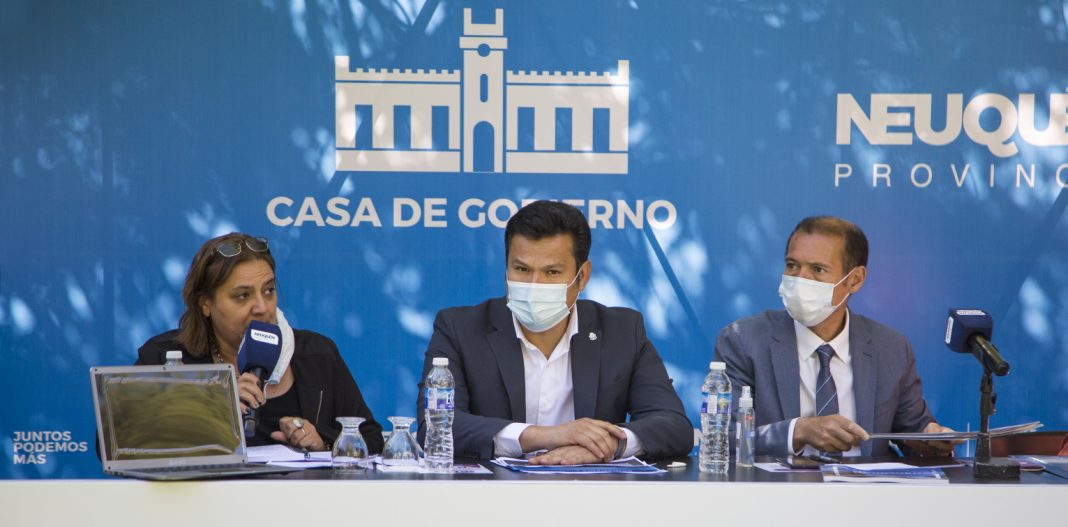 Gutiérrez, Llancafilo y Flutsch hicieron anuncios sobre cómo se prepara la Provincia para garantizar el anuncio de clases. (Gentileza Gobierno).-