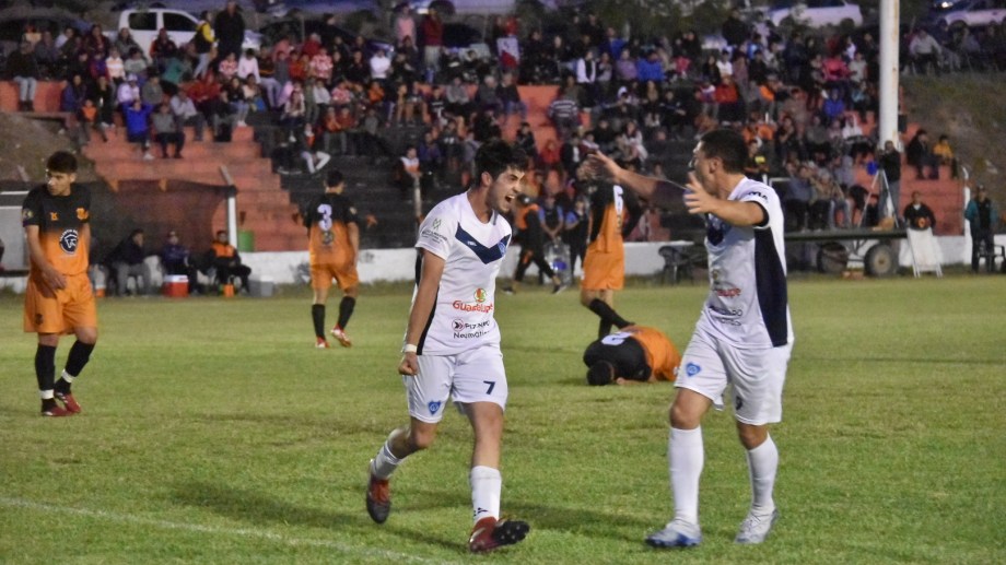 Villalonga goleó a La Adela como visitante. El equipo pampeano quedó eliminado. Fotos: Jorge Tanos 
