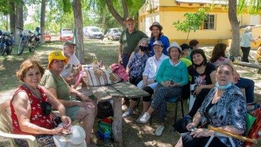 Los adultos mayores disfrutaron de una jornada de recreación en el Campo de Doma. Fotos gentileza.