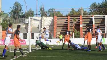 Deportivo Roca jugará mañana el partido de vuelta ante J.J. Moreno y definirá su futuro en el Regional Amateur, en Madryn. Foto: Andrés Maripe