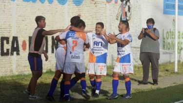 El Depo goleó 5 a 0 a La Adela y aseguró su clasificación. (Foto: Emiliana Cantera)