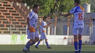 Valdebenito metió tres en menos de media hora contra La Adela. (Foto: Emiliana Cantera)