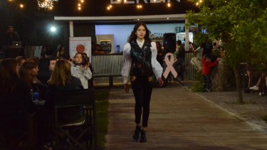 Las tendencias Primavera - Verano 2022 pasaron por la pasarela de Berlín, ayer en Roca. Foto Gino Avoledo