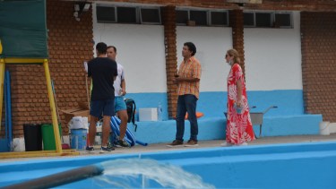 Los titulares de la Española (Rodríguez y Herrera) en recorrida por la zona de piletas, dejando el predio listo para recibir la temporada de verano 2022. Foto: Gino Avoledo