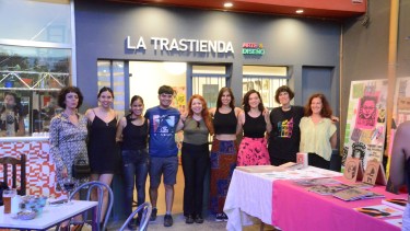 Cuarta y última muestra anual en la Trastienda de Arte & Diseño de Casa de la Cultura. Artistas y la coordinadora del espacio, Gabriela Yapper dieron la bienvenida, el viernes pasado, al público presente. Foto Gino Avoledo. 