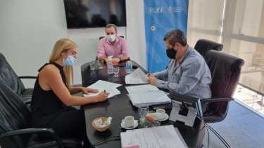 La intendenta María Emilia Soria firmó los convenios con el Administrador General del ENOHSA, Enrique Cresto. 