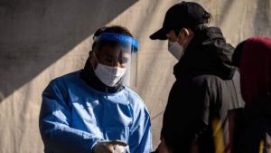 La OMS recomendó 14 días de aislamiento para quienes que den positivo de Covid-19