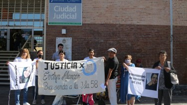 Familiares de la cabo de la policía atropellada en Regina permanecen en las puertas de la Ciudad Judicial. (Foto Juan Thomes)