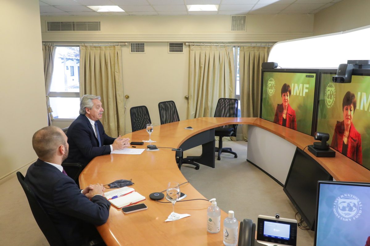 El presidente mantuvo una reunión virtual con la directora del FMI. (Foto: @alferdez)