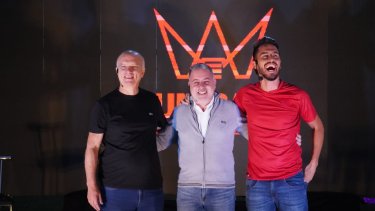 Fabián Doman (en el medio) es el candidato a presidente de la oposición. 