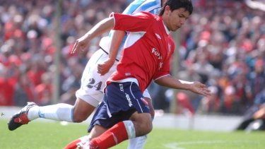 El Kun en uno de los partidos que jugó hace más de 15 años en Independiente contra Racing. 