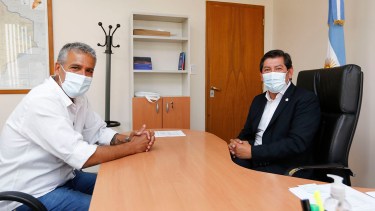 "Como nos pide el gobernador, se trabajará de manera conjunta entre las autoridades del ministerio y el Eproten, para que más turistas vengan disfrutar del producto termal", dijo Badilla luego de su reunión con Retamal. (Gentileza Gob. Neuquén).-