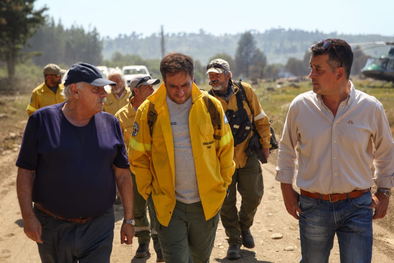 El ministro de Ambiente Juan Cabandié recorrió la semana pasada la zona de los incendios forestales que se mantienen activos en Aluminé, lago Martin y Steffen y en Lago Puelo. Foto: Archivo