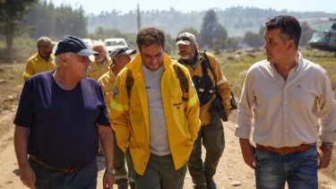 El ministro de Ambiente Juan Cabandié recorrió la semana pasada la zona de los incendios forestales que se mantienen activos en Aluminé, lago Martin y Steffen y en Lago Puelo. Foto: Archivo