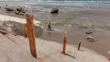 Así está la escalinata en la bajada Terraza al Mar. Para evitar lastimarse alguien  cubrió con botellas plásticas los hierros oxidados de los puntales de la baranda inexistente 