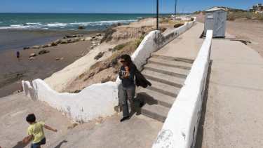 El baño químico, ubicado casi sobre la boca de tormenta