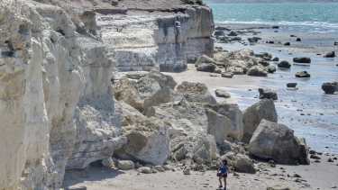 La imagen muestra la dimensión del derrumbe del acantilado. 