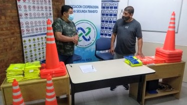 La Asociación Cooperadora entregó elementos de seguridad a la Regional II de policía. Archivo.