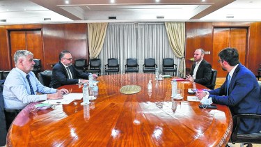 Feletti y Kulfas de un lado. Guzmán del otro. Analizaron ayer los controles de precios, que generan ruido en las negociaciones.