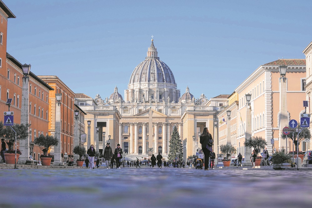La plaza de la Basílica San Pedro no realizará las actividades tradicionales de Nochevieja, para evitar la aglomeración de multitudes (AP Photo/Andrew Medichini)