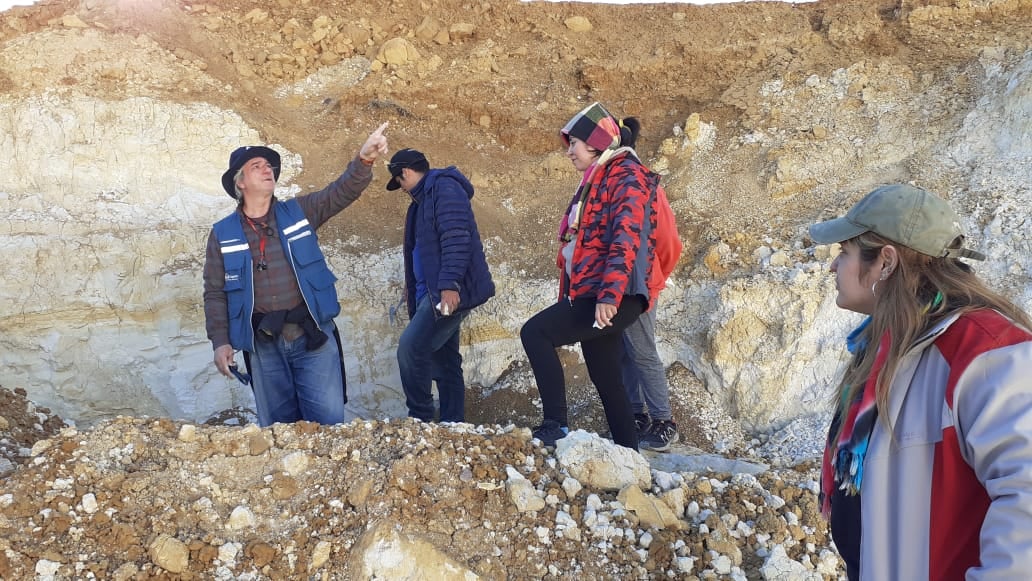 Alumnos de la Tecnicatura en Operaciones Mineras que se dicta en Jacobacci, realizan prácticas en el campo. Foto: gentileza. 
