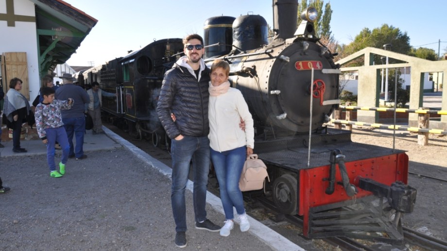 Marisa y su hijo Emiliano en abril del 2019 en la estación de Jacobacci, cuando ella pudo volver a viajar en La Trochita después de 45 años.  Foto: José Mellado.
