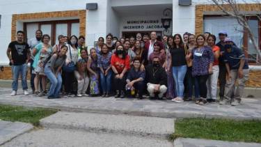 Trabajadores realizaron un brindis y luego de tomaron un foto junto al intendente Carlos Toro. Foto: Gentileza. 