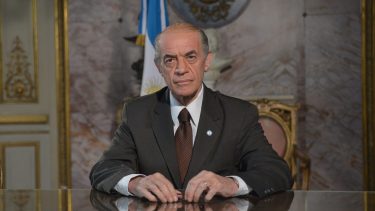 El anuncio del Estado de Sitio, un momento tristemente histórico, con Jean Pierre Noher encarnando a Fernando de la Rúa.