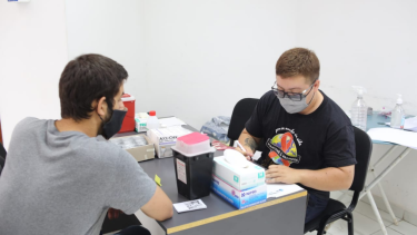 El procedimiento consiste en la extracción de una gota de sangre a través de un mínimo pinchazo. Fotos Juan Thomes.