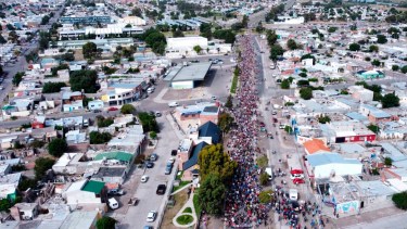 La marcha en las calles de Rawson ocupó varias cuadras. (Foto: Gentileza ADN Sur)