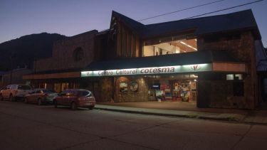 El auto terminó impactando en el centro cultural Cotesma de San Martín de los Andes. Foto: gentileza.