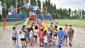 La plaza del barrio 129 Viviendas tiene un nuevo multijuego, en Roca