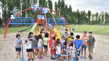 La plaza del barrio 129 Viviendas tiene un nuevo multijuego, en Roca