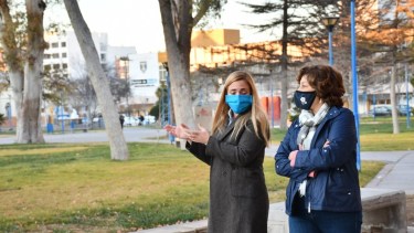 Ni nuevos liderazgos, ni rebeldía asoman en el horizonte. A fines del 2021 María E. Soria y Arabela Carreras caminana la ciudad de Roca; la primera repite?. Foto archivo