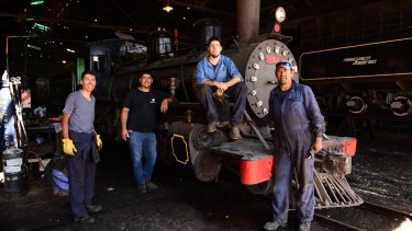 "Los mecánicos de La Trochita", un grupo de jóvenes que cuida, quiere y mantiene a la histórica formación ferroviaria. Un grupo de jóvenes mecánicos mantienen en perfectas condiciones a la formación de La Trochita. Foto: Alejandro Carnevale. 