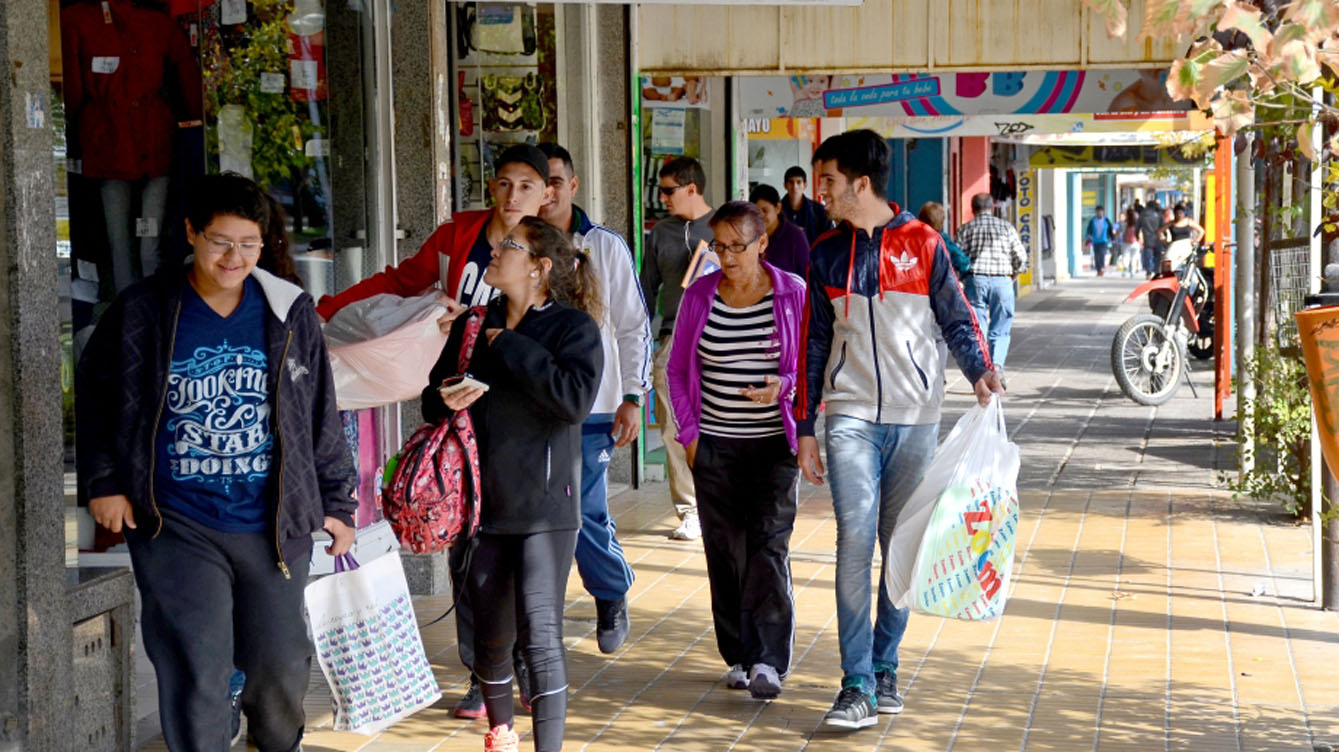 Comerciantes de Neuquén piden que se hagan las compras con tiempo . (Foto: Archivo).