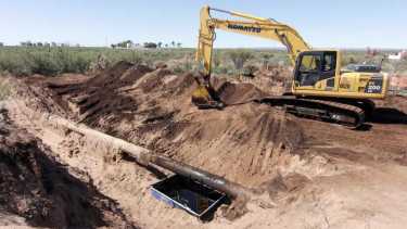 El punto cero.  Se trata del tramo del ducto que se rompió, la pileta contuvo las últimas gotas de petróleo que cayeron a la superficie. (Oscar Livera) 