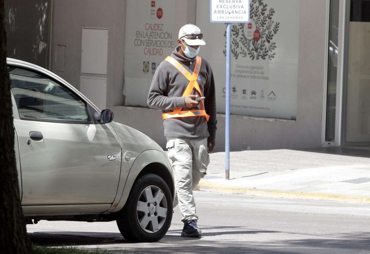 Por el feriado no habrá cobro de estacionamiento medido en Neuquén. (Foto archivo Oscar Livera).-