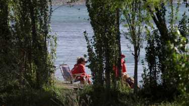 La sombra, la alegida en estos días con  altas temperaturas. Foto archivo