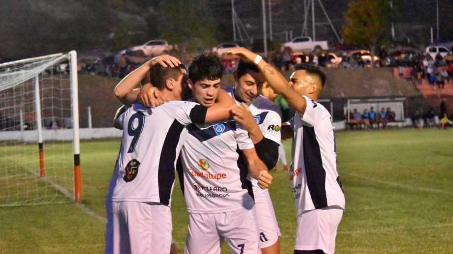 Ignacio Menechella ya conviertió el gol con que Villalonga derrotó a Deportivo Roca y lo celebra con sus compañaeros. Foto: Jorge Tanos.