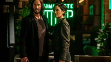 Neo (Reeves) y Trinity (Moss) vuelven a encontrarse en un mundo tan distinto como podría serlo con la ausencia de Laurence Fishburne: ahora, Morfeo es Yahya Abdul-Mateen II.