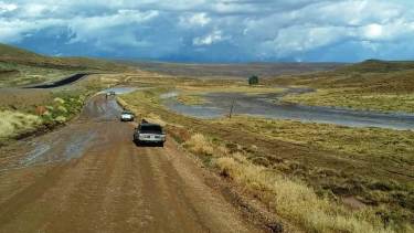 La ruta nacional 23 mantiene sectores de ripio que ayer fueron severamente afectados por las lluvias. Hoy el tránsito está habilitado para todo tipo de vehículos. Gentileza