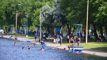 El 9 de diciembre se lanzó la temporada de verano en el balneario Apycar con un costo aproximado diario de 520 pesos por grupo familiar con vehículo. Foto Andrés Maripe