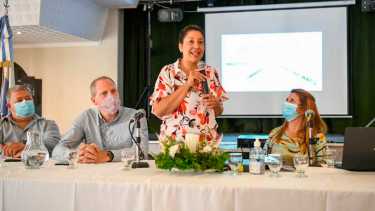 Junto al vicegobernador Alejandro Palmieri y el ministro de Economía, Luis Vaisberg, Carreras participó de las actividad por los 60 años del hospital de Roca. (foto: gentileza)