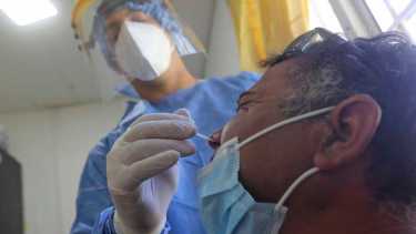 Los trabajadores exigen que vuelvan realizarse los test de Covid al personal del hospital. Foto: Juan Thomes