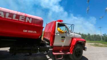 Bomberos combate incendio en la zona ribereña, al sur de la Ruta 22, en Roca