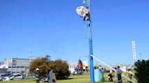 Imagen de Finalmente lograron bajar al hombre que se había subido a la torre de luz en la rotonda de ingreso a Roca