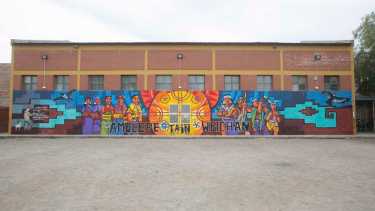 Las clases en la escuela 323 continuarán suspendidas hasta que el personal de Camuzzi termine los trabajos. Foto: Juan Thomes