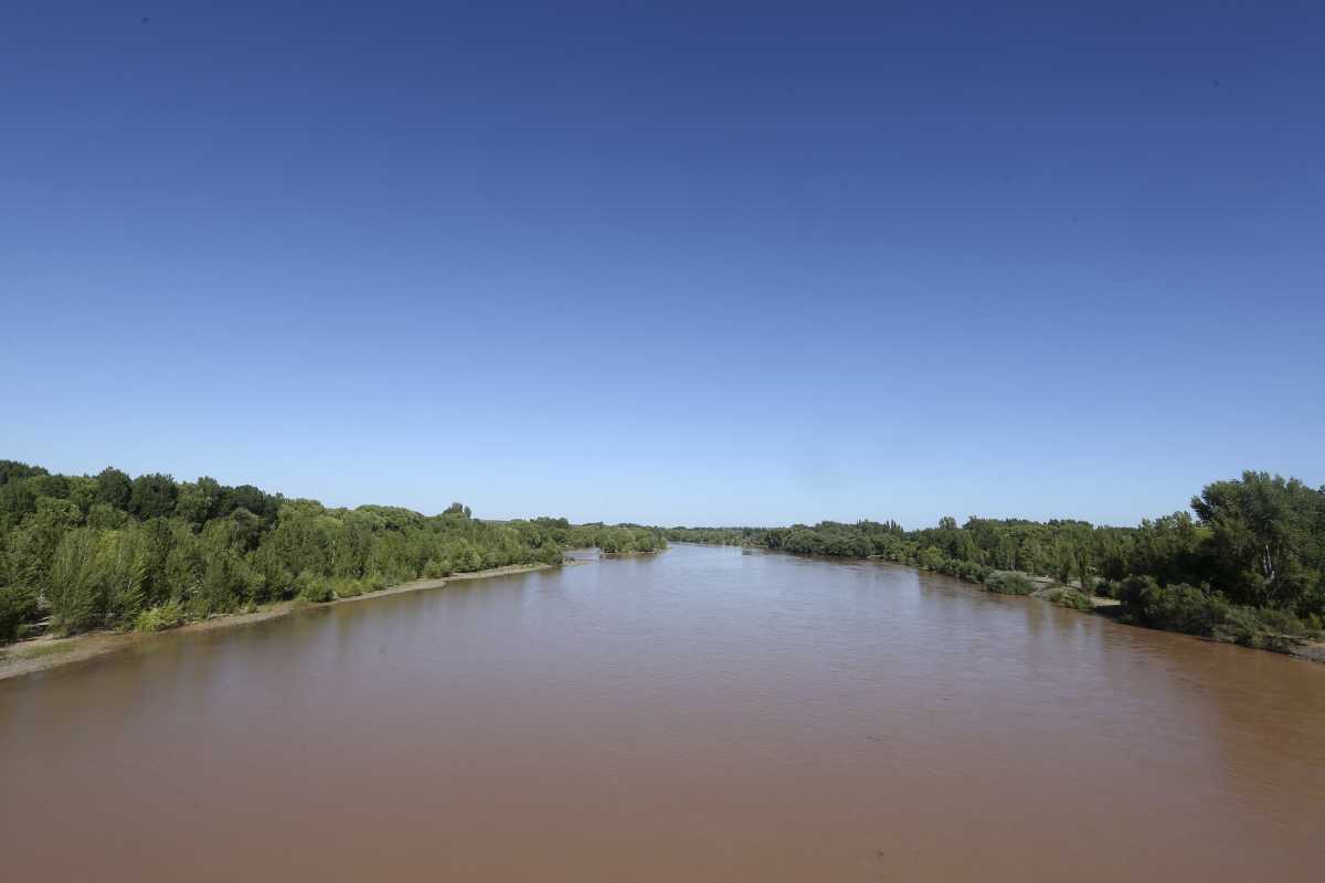 La imagen del río Negro difundida por la empresa ARSA, evidenciando el nivel de turbiedad de las últimas horas.Foto Juan Thomes